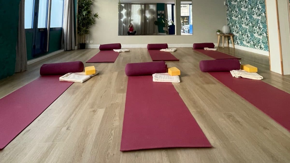 Salle du studio Arbol Flow avec des tapis prêts pour l’atelier de sophrologie
